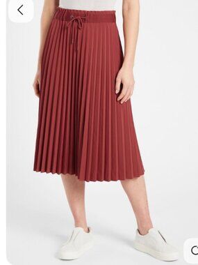 Athleta Pleated Midi Skirt Burgundy Elastic Waist Size S Relaxed Fit Flowy